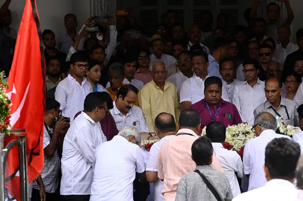 KOLKATA, INDIA - 9 AUGust: Batı Bengal eski başbakanı ve Hindistan eski Komünist Partisi (Marksist) eski lideri CPI (M) lideri Buddhadeb Bhattacharjee Batı Bengal Yasama Meclisi 'nde ve MLA' ların kalıntıları çiçeklerine ödeme yapıyor