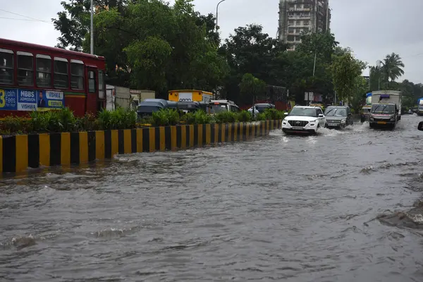 NAVI MUMBAI, INDIA - 19 Temmuz 2023 'te, Hindistan' ın Navi Mumbai kentinde, Mafco Market, Turbhe 'de sağanak yağmur suları sırasında. (Fotoğraf: Bachchan Kumar / Hindustan Times 