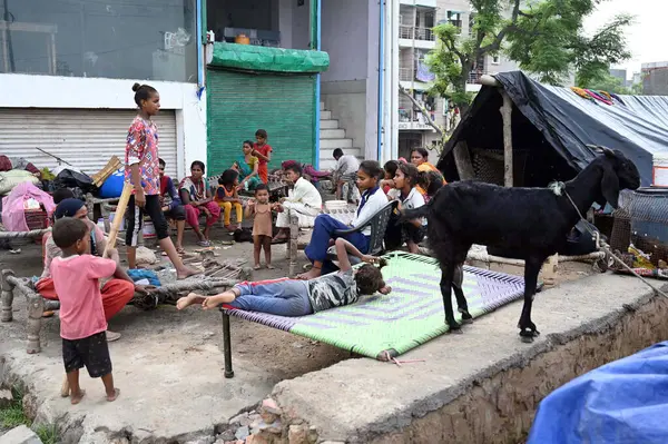 YENİ DELHI, INDIA - 12 Temmuz 2023 'te Hindistan' ın Yeni Delhi kentindeki yerleşim yerine sel suları girerken, Jaitpur köyünde yaşayan sakinler evlerini daha güvenli bir yere taşır. (Fotoğraf: Vipin Kumar / Hindustan Times)