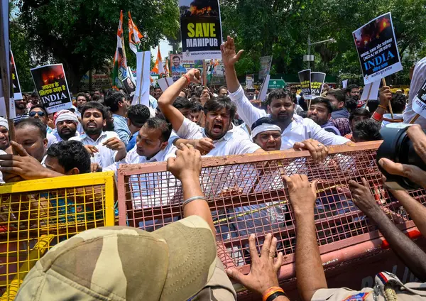 NEW DELHI, INDIA - 20 Temmuz: Hindistan Gençlik Kongresi üyeleri, 20 Temmuz 'da Hindistan' ın kuzeydoğusundaki Manipur eyaletinde devam eden etnik şiddet olaylarında kadınlara yönelik cinsel şiddet ve barış protestoları sırasında sloganlar attılar.