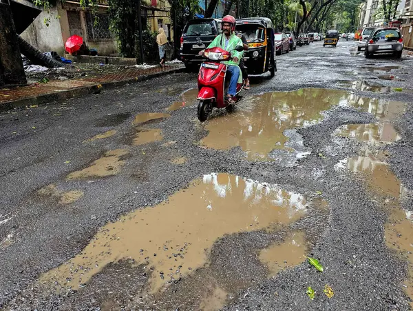 MUMBAI, INDIA - 29 Temmuz 2023 'te Hindistan' da Andheri West 'teki Andheri Spor Kompleksi' nin arkasındaki Manjrekar Yolu 'nda görülen çukurlar. (Fotoğraf: Vijay Bate / Hindustan Times)