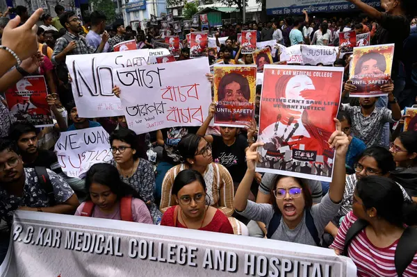 stock image KOLKATA, INDIA - AUGUST 10: Junior doctors, PGT doctors, house staff, interns, other medical professionals start indefinite cease work protest over the alleged rape and murder of a PGT woman doctor at R G Kar Medical College & Hospital on August 10, 