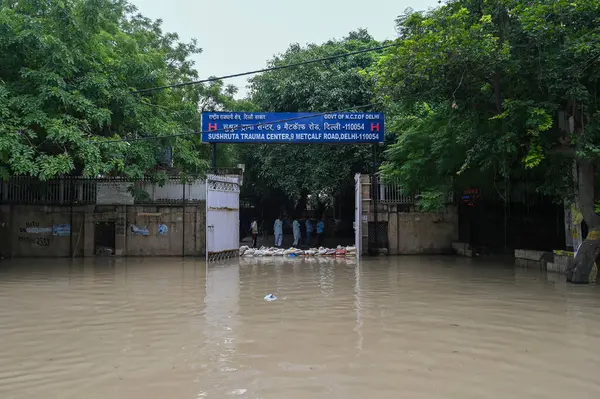 NEW DELHI, INDIA - 13 Temmuz 2023 tarihinde Yeni Delhi, Hindistan 'da Chandgiram Akhara' da muson yağmurları sonrasında Yamuna Nehri seviyesinde yükselen sel basmış bir yolun görüntüsü. Fotoğraf: Sanchit Khanna / Hindustan Tim