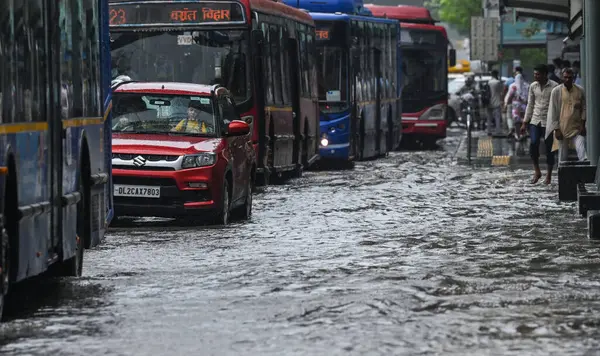 8 Temmuz 2023 'te Yeni Delhi, Hindistan' da ITO Vikas Marg 'da yoğun yağmurdan sonra ağır su manzarası gerildi. Delhi-NCR, Cuma ve Cumartesi gecelerinde şiddetli yağmurdan sırılsıklam olmuştu. Gece duşu.