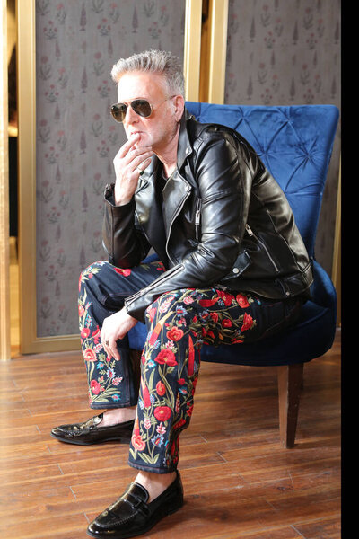 НЬЮ-ДЕЛИ, ИНДИЯ ИЮНЯ 15 июня: Индийский модельер Рохит Бал во время интервью газете Hindustan Times, 15 июня 2023 года в Нью-Дели, Индия. 