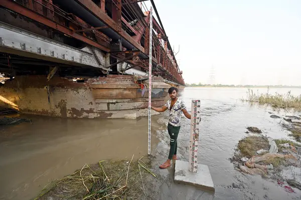 stock image NEW DELHI, INDIA - JULY 26: Central Water Commission workers checking water level after the yamuna water cross dangerous level, on July 26, 2023 in New Delhi, India. 