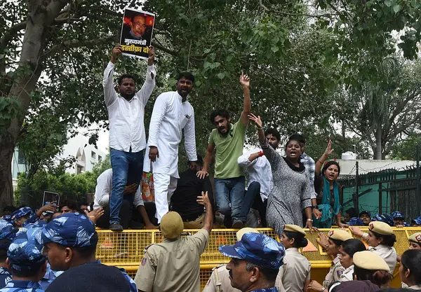NEW DELHI, INDIA - 3 Temmuz 2023 'te Hindistan' ın Yeni Delhi kentinde Manipur Başbakanının istifasını isteyen Hindistan Gençlik Kongresi eylemcilerinin kişisel bilgileri. 