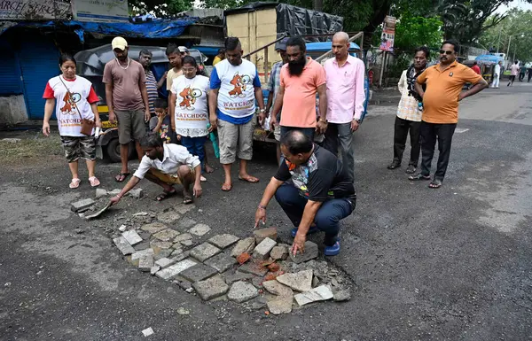 MUMBAI, INDIA - 29 Temmuz 2023 'te Hindistan' ın Mumbai kentinde, Sahar Köyü 'ndeki bir çukurda enkaz besleyen Watchdog Vakfı üyeleri. (Fotoğraf: Vijay Bate / Hindustan Times)