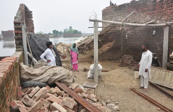 GHAZIABAD, INDIA - 18 Temmuz 2023 'te Hindistan' ın Gaziabad kentinde, Alipur seddindeki sızıntı üzerine seller nedeniyle bazıları çökerken, Badarpur köyündeki birçok ev sel nedeniyle çatlaklar geliştirdi. Fotoğraf: Sakib Ali / Hind