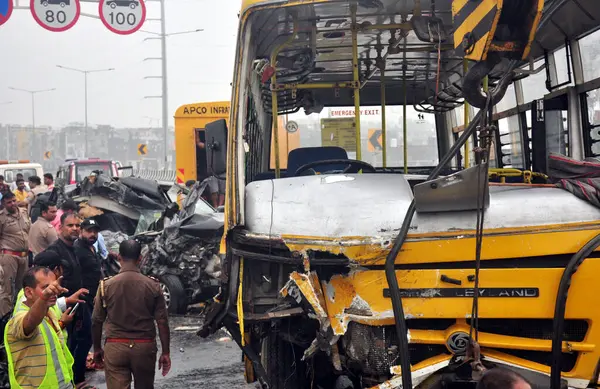 GHAZIABAD, INDIA - 11 Temmuz: Vijay Nag yakınlarındaki Delhi Meerut Otoyolu 'nda bir ailenin altı üyesinin öldüğü ve iki kişinin ağır yaralandığı otobüsün enkazının yakınındaki Gaziabad Polisi ve diğerleri