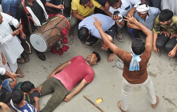 GHAZIABAD, INDIA - 29 Temmuz 2023 'te Hindistan' ın Gaziabad kentindeki 4 numaralı koğuşta Şii Müslümanlar bir Muharram geçit törenine katıldılar. Ashura, Hz. Muhammed 'in torunu İmam Hüseyin' in yasını tutuyor.