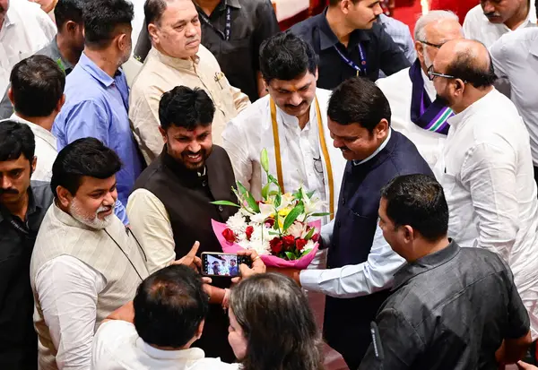 MUMBAI INDIA 2 Temmuz 2023 NCP lideri ve Shiv Sena lideri Raj Bhavan Ajit Pawar 'da yemin ettikten sonra Dy CM Devendra Fadnavis ile iletişime geçtiler.