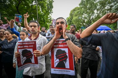 NEW DELHI, INDIA - 13 AĞUSTOS: ALIMS Delhi doktorları 13 Ağustos 2024 'te Yeni Delhi, Hindistan' da Kolkata Doktor Tecavüzü davasına karşı bir protesto düzenlediler. 