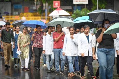 NEW DELHI, INDIA - 13 AĞUSTOS: ALIMS Delhi doktorları 13 Ağustos 2024 'te Yeni Delhi, Hindistan' da Kolkata Doktor Tecavüzü davasına karşı bir protesto düzenlediler. 