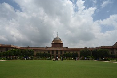 NEW DELHI, INDIA - 13 Ağustos 2024 'te Hindistan' ın Yeni Delhi kentinde, Amrit Udyan, Rashtrapati Bhavan 'da çiçek açtı.. 