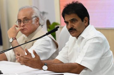 NEW DELHI, INDIA - 13 AUGust Kongre lideri KC Venugopal ve Jairam Ramesh, Genel Sekreterlik ve PCC Başkanlarının 13 Ağustos 2024 tarihinde Yeni Delhi Hindistan 'da yaptıkları parti toplantısı sonrasında brifing verdiler. Fotoğraf: Sonu Mehta Hindistan Times