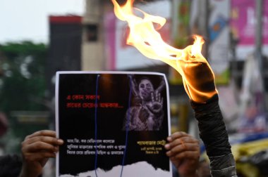 KOLKATA, INDIA - 13 AĞUSTOS: Farklı organizasyonların üyeleri, 13 Ağustos 2024 tarihinde Hindistan 'ın Kolkata kentinde bir PGT kadın doktorunun tecavüzü ve cinayeti üzerine kışkırtıcı doktorlarla dayanışma içinde bir protesto mitingi düzenledi. (Fotoğraf: Samir Jana / Hindustan Times)