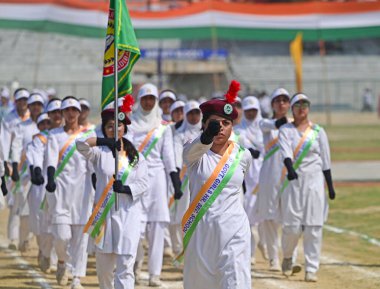 SRINAGAR, INDIA - 13 Ağustos: Öğrenciler, 13 Ağustos 2024 'te Hindistan' ın Srinagar kentindeki Bakshi Stadyumu 'nda düzenlenen bağımsızlık günü geçit töreni öncesinde yapılan kostümlü provaya katıldılar. (Fotoğraf: Waseem Andrabi / Hindustan Times)