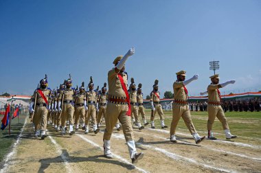 SRINAGAR, INDIA - 13 AĞUSTOS: Jammu Kashmir Polisi 13 Ağustos 2024 'te Hindistan' ın Srinagar kentindeki Bakshi Stadyumu 'nda düzenlenen bağımsızlık günü geçit töreni öncesinde yapılan kostümlü provaya katıldı. (Fotoğraf: Waseem Andrabi / Hindustan Times)