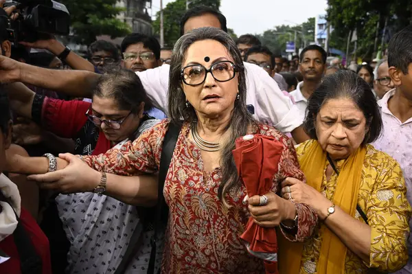 stock image KOLKATA, INDIA - AUGUST 13: Film director Aparna Sen along with educationists, intellectuals express solidarity with agitating doctors and medical professionals over alleged rape and murder of PGT woman doctor  on August 13, 2024 in Kolkata, India