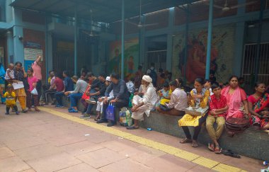 YENİ DELHI, INDIA - 14 AĞUSTOS: Doktorlar 14 Ağustos 2024 'te Hindistan' ın Yeni Delhi kentinde sözde Kolkata Doktor Tecavüzü ve Cinayeti 'ne karşı protesto düzenlerken Lady Hardinge Hastanesi' nin dışında bekleyen hastalar görülüyor. Fotoğraf: Sanchit Khanna / Hind