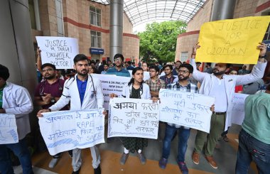 NEW DELHI, INDIA - 14 AĞUSTOS 2024: RML Hastanesi doktorları 14 Ağustos 2024 'te Yeni Delhi, Hindistan' da iddia edilen Kolkata Doktor Tecavüzü davasını protesto ettiler.