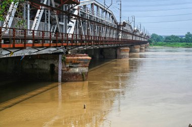 NEW DELHI, INDIA - 14 Ağustos 2024: Yeni Delhi, Hindistan 'da 14 Ağustos 2024 günü öğleden sonra Yamuna Nehri' ni sel bastı. Nehrin su seviyesi Eski Demiryolu Köprüsü 'nde 204.35 metreye ulaştı (ORB). 