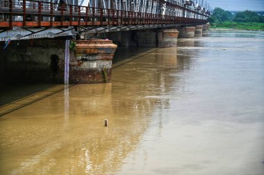 NEW DELHI, INDIA - 14 Ağustos 2024: Yeni Delhi, Hindistan 'da 14 Ağustos 2024 günü öğleden sonra Yamuna Nehri' ni sel bastı. Nehrin su seviyesi Eski Demiryolu Köprüsü 'nde 204.35 metreye ulaştı (ORB). 