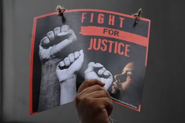 KOLKATA, INDIA - 14 AĞUSTOS: Tıp temsilcileri, R G Kar Tıp Fakültesi ve Au Hastanesi 'ndeki PGT kadın doktoruna tecavüz ve cinayet iddiaları üzerine kışkırtıcı doktorlar ve diğer tıp uzmanlarıyla dayanışma içinde bir protesto mitingine katıldılar