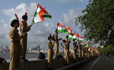 MUMBAI, INDIA - 14 Ağustos 2024 'te Mumb' da düzenlenen Bağımsızlık Günü kutlamaları öncesinde Har Ghar Tiranga 'nın ruhunu anmak için elinde ulusal bayrak bulunan Nariman Point' te bir insan zinciri oluşturdu.
