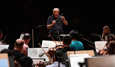 MUMBAI, INDIA - 14 AUGust 2023: Ulusal Gösteri Sanatları Merkezi 'nde (NCPA) Orkestra provası sırasında İsrail Filarmoni Orkestrası' nın (IPO) Hint orkestra şefi Zubin Mehta)  