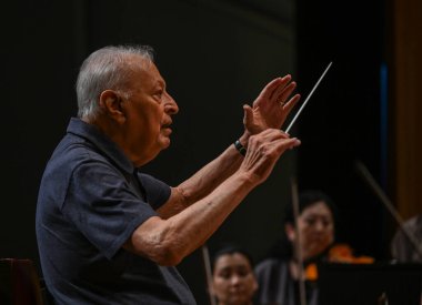 MUMBAI, INDIA - 14 AUGust 2023: Ulusal Gösteri Sanatları Merkezi 'nde (NCPA) Orkestra provası sırasında İsrail Filarmoni Orkestrası' nın (IPO) Hint orkestra şefi Zubin Mehta)  