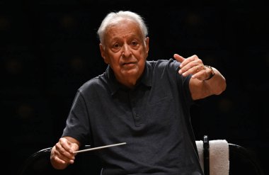 MUMBAI, INDIA - 14 AUGust 2023: Ulusal Gösteri Sanatları Merkezi 'nde (NCPA) Orkestra provası sırasında İsrail Filarmoni Orkestrası' nın (IPO) Hint orkestra şefi Zubin Mehta)  