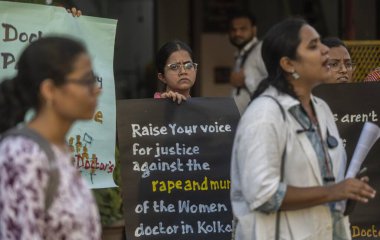 MUMBAI, INDIA - 14 AĞUSTOS: Dadar istasyonunda 14 Ağustos 2024 'te Hindistan' ın Mumbai kentinde bir meslektaşının tecavüze uğrayıp öldürülmesini protesto etmek için toplandı. Fotoğraf: Satish Bate / Hindustan Times)