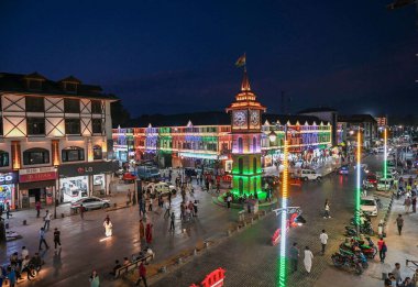 SRINAGAR, INDIA - 14 Ağustos 2024 'te Hindistan' ın Srinagar kentinde, Bağımsızlık Günü arifesinde üç renkli bir saat kulesinin (Ghanta Ghar) görüntüsü aydınlandı. (Fotoğraf: Waseem Andrabi / Hindustan Times)