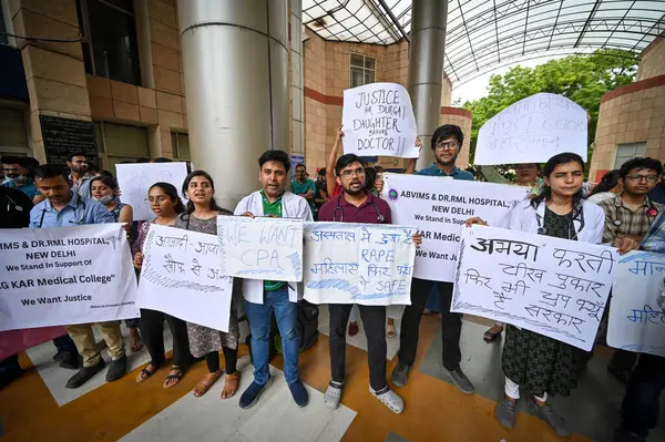 NEW DELHI, INDIA - 14 AĞUSTOS 2024: RML Hastanesi doktorları 14 Ağustos 2024 'te Yeni Delhi, Hindistan' da iddia edilen Kolkata Doktor Tecavüzü davasını protesto ettiler.