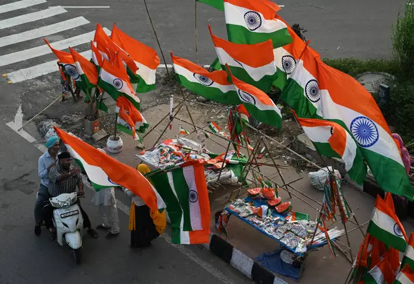 NEW DELHI, INDIA - 14 Ağustos 2024 'te, Hindistan' ın Yeni Delhi kentinde, 24 Ağustos 'ta, Bağımsız Ulusal Otoyol' da yapılacak kutlamalar için üç renkli Hint Ulusal Bayrağı ulumaya başladı.. 