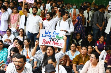 Doktorlar 19 Ağustos 2024 'te Hindistan' ın Yeni Delhi kentinde, Kolkatas RG Kar Hastanesi 'nde bir doktora öğrencisinin vahşice tecavüz edilip öldürülmesini protesto ettiler. (Fotoğraf: Vipin Kumar / Hindustan Times