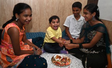 Kız kardeşi Raksha Bandhan festivalini kutlamak için 19 Ağustos 2024 'te Hindistan' ın Yeni Delhi şehrinde Raksha Bandhan festivaline katılır. Raksha Bandhan kardeşler arasındaki eşsiz bağın kutlaması. Rakhi 'yi kız kardeşlerle bağlamak,