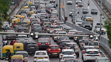 19 Ağustos 2024 'te Hindistan' ın başkenti Yeni Delhi 'de düzenlenen şiddetli yağmur ve raksha bandhan festivali nedeniyle Laxmi Nagar' dan Mayur Vihar Yolu 'na trafik sıkışıklığı manzarası. Raksha Bandhan kardeşler arasındaki eşsiz bağın kutlaması. Israrla Rakhi 'yi bağlamak