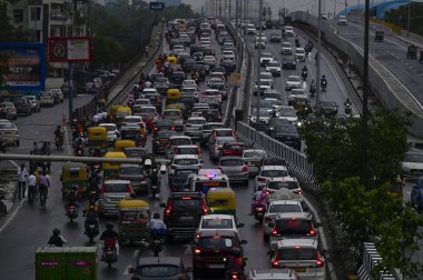 19 Ağustos 2024 'te Hindistan' ın başkenti Yeni Delhi 'de düzenlenen şiddetli yağmur ve raksha bandhan festivali nedeniyle Laxmi Nagar' dan Mayur Vihar Yolu 'na trafik sıkışıklığı manzarası. Raksha Bandhan kardeşler arasındaki eşsiz bağın kutlaması. Israrla Rakhi 'yi bağlamak