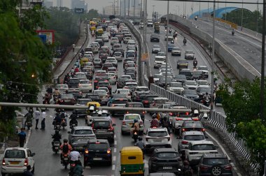 19 Ağustos 2024 'te Hindistan' ın başkenti Yeni Delhi 'de düzenlenen şiddetli yağmur ve raksha bandhan festivali nedeniyle Laxmi Nagar' dan Mayur Vihar Yolu 'na trafik sıkışıklığı manzarası. Raksha Bandhan kardeşler arasındaki eşsiz bağın kutlaması. Israrla Rakhi 'yi bağlamak