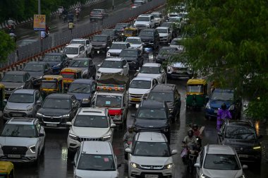 19 Ağustos 2024 'te Hindistan' ın başkenti Yeni Delhi 'de düzenlenen şiddetli yağmur ve raksha bandhan festivali nedeniyle Laxmi Nagar' dan Mayur Vihar Yolu 'na trafik sıkışıklığı manzarası. Raksha Bandhan kardeşler arasındaki eşsiz bağın kutlaması. Israrla Rakhi 'yi bağlamak