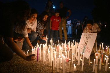 18 Ağustos 2024 'te Gurugram, Hindistan' da bulunan Huda Market yakınlarındaki Leisure Valley Park 'ın otoparkında bir doktorun tecavüz ve öldürülmesi üzerine düzenlenen mum ışığı nöbeti ve barışçıl protesto eylemlerine yaklaşık 500 kişi katıldı. (Fotoğraf: Parve