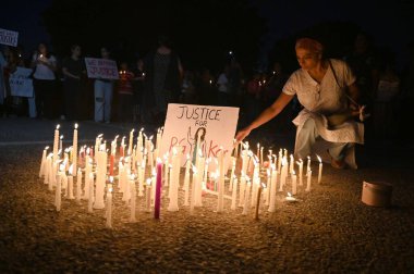 18 Ağustos 2024 'te Gurugram, Hindistan' da bulunan Huda Market yakınlarındaki Leisure Valley Park 'ın otoparkında bir doktorun tecavüz ve öldürülmesi üzerine düzenlenen mum ışığı nöbeti ve barışçıl protesto eylemlerine yaklaşık 500 kişi katıldı. (Fotoğraf: Parve