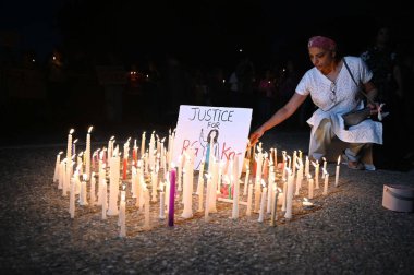 18 Ağustos 2024 'te Gurugram, Hindistan' da bulunan Huda Market yakınlarındaki Leisure Valley Park 'ın otoparkında bir doktorun tecavüz ve öldürülmesi üzerine düzenlenen mum ışığı nöbeti ve barışçıl protesto eylemlerine yaklaşık 500 kişi katıldı. (Fotoğraf: Parve