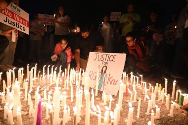 18 Ağustos 2024 'te Gurugram, Hindistan' da bulunan Huda Market yakınlarındaki Leisure Valley Park 'ın otoparkında bir doktorun tecavüz ve öldürülmesi üzerine düzenlenen mum ışığı nöbeti ve barışçıl protesto eylemlerine yaklaşık 500 kişi katıldı. (Fotoğraf: Parve