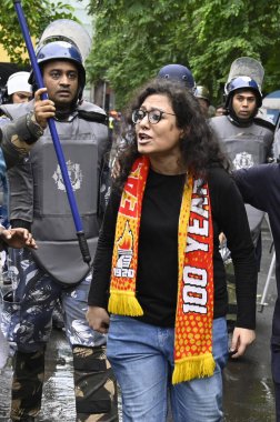 18 Ağustos 2024 'te Kolkata, Ind' de bulunan RG Kar Tıp Fakültesi & Hastanesi 'nde bir stajyer doktora tecavüz ve cinayet iddiasıyla Salt Lake Stadyumu yakınlarında protesto gösterisi düzenleyen iki ana kulüp Mohun Bagan SG' nin futbol taraftarlarına polis lathi suçlaması