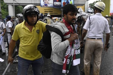 Polis, 18 Ağustos 2024 'te Kolkata, In' de bulunan RG Kar Tıp Koleji & Hastanesi 'nde bir stajyer doktora tecavüz ve cinayet iddiasıyla iki ana kulüp Mohun Bagan SG, East Bengal FC sahne protestosu taraftarı olarak gözaltına aldı.
