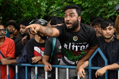 18 Ağustos 2024 'te Hindistan' ın Kolkata kentinde bulunan RG Kar Tıp Fakültesi & Hastanesi 'nde bir stajyer doktora tecavüz ve cinayet iddiasıyla iki ana kulüp Mohun Bagan SG' nin Doğu Bengal FC sahne protestosu. (Fotoğraf: Samir Jana / Hindus